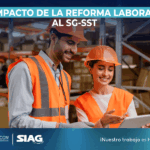 La reforma laboral del 2025 afecta directamente al SG SST, desde la inclusión de nuevos sectores y modalidades laborales, hasta el impacto en la jornada laboral, el aumento de la carga administrativa y la transformación cultural. La norma extiende la obligatoriedad del SG SST a sectores previamente excluidos—trabajo agropecuario, doméstico, comunitario, deportistas, manipuladores de alimentos, entre otros. La reforma eleva la seguridad y salud laboral a un eje central del marco laboral, no solo en cumplimiento, sino también en bienestar y calidad laboral.